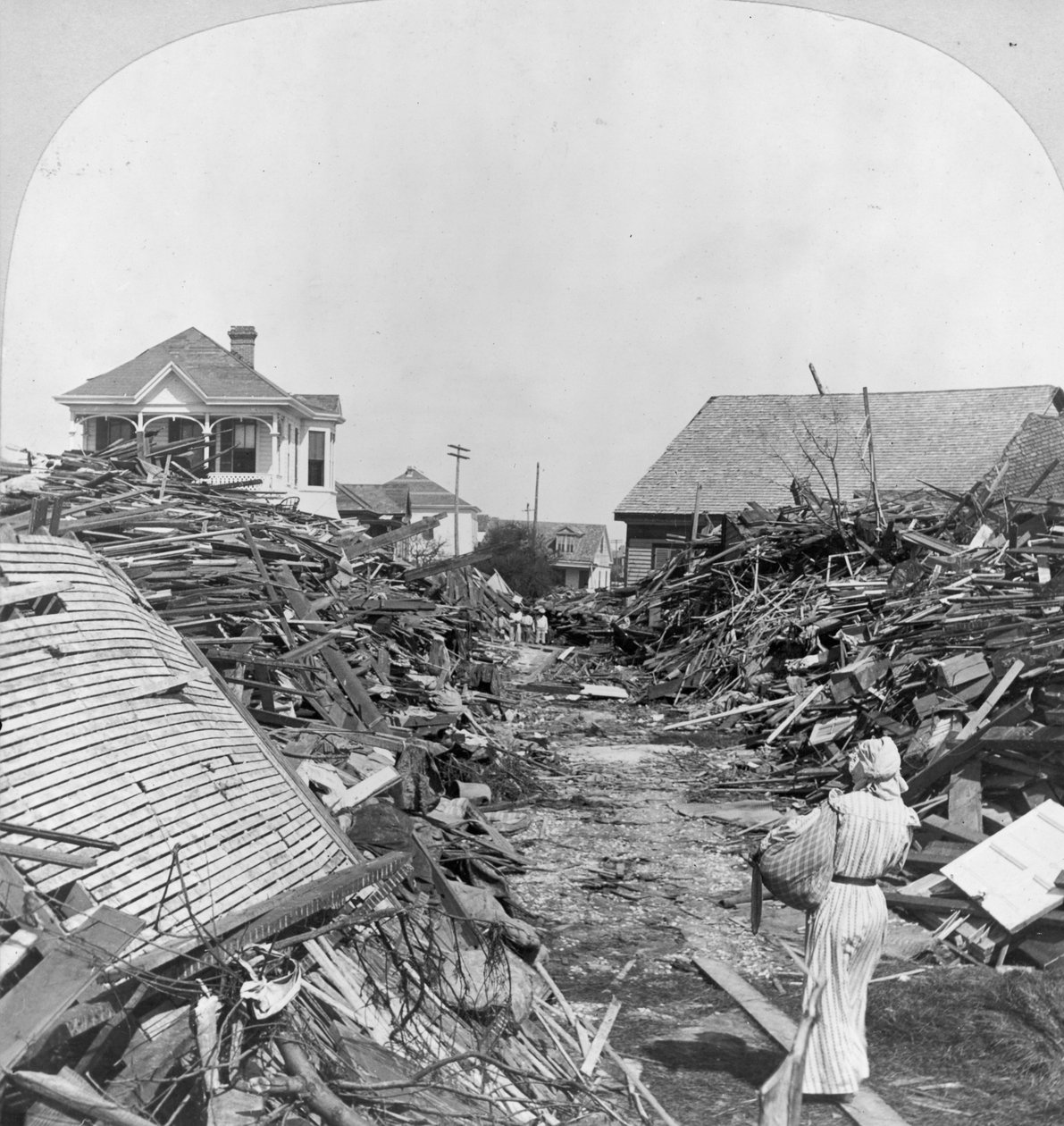 En passasje gjennom rusk, nord på 19th Street, Galveston av Keystone View Company