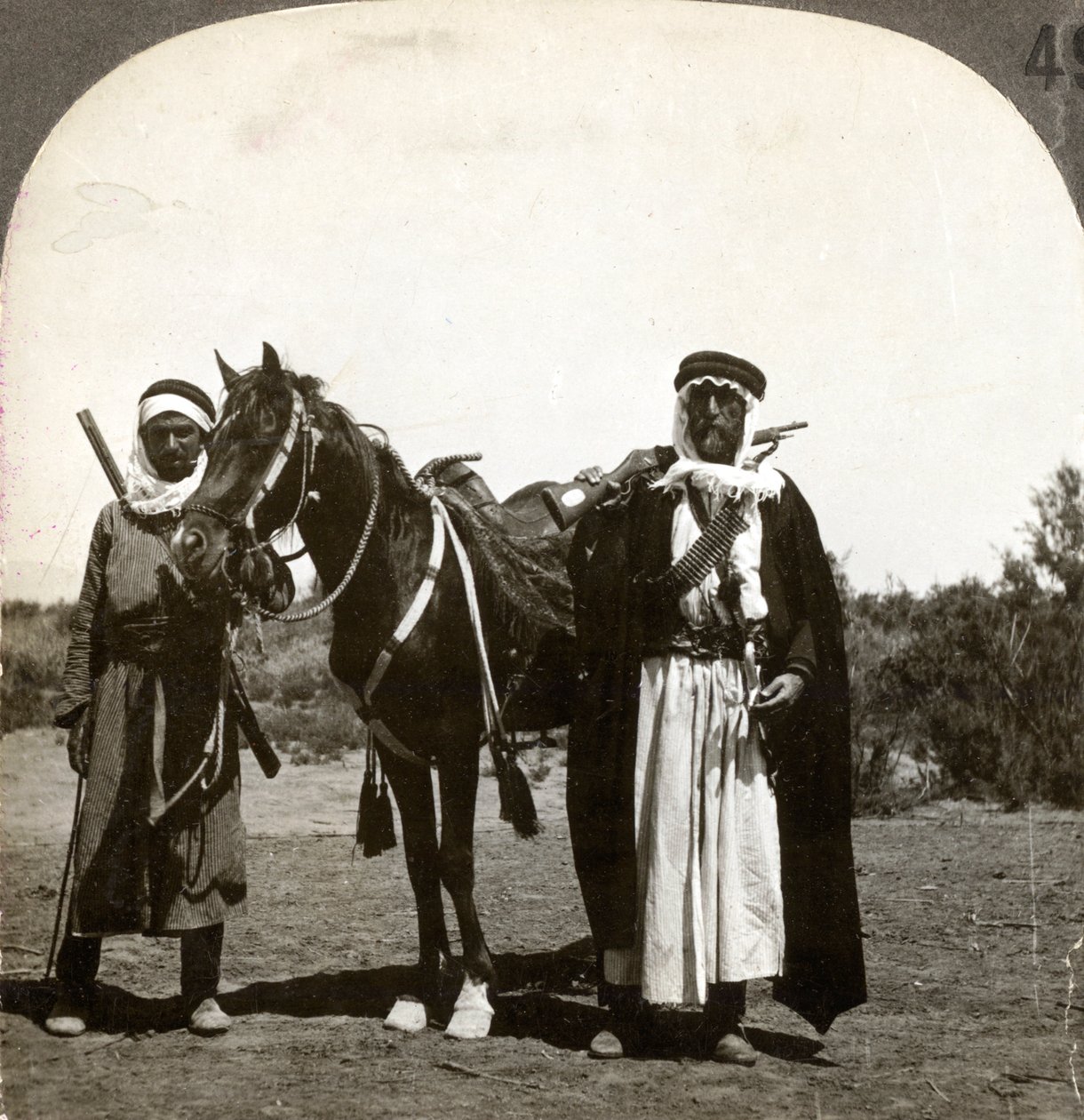 En sjeik og livvakten hans, Syria, 1900-tallet. av Keystone View Company
