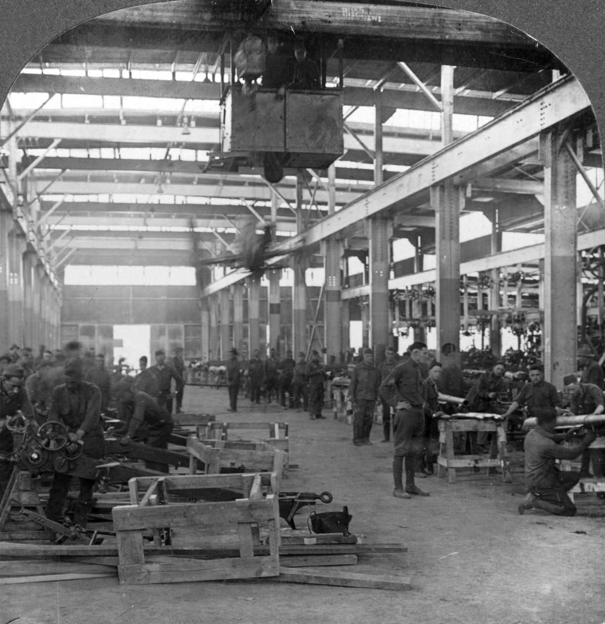 Den amerikanske hærens våpenreparasjonsverksteder i Mehun-sur-Yèvre, Frankrike, c1918-c1919 av Keystone View Company