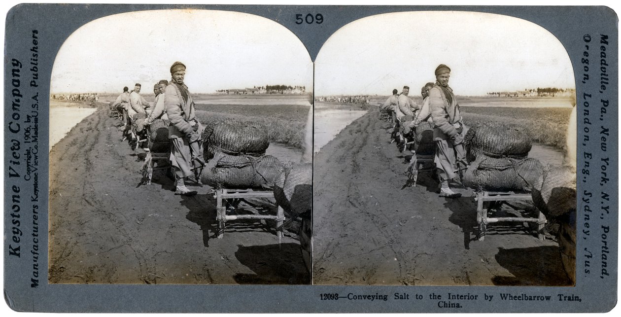 Transport av salt til interiøret med trillebårtog, Kina, 1906 av Keystone View Company