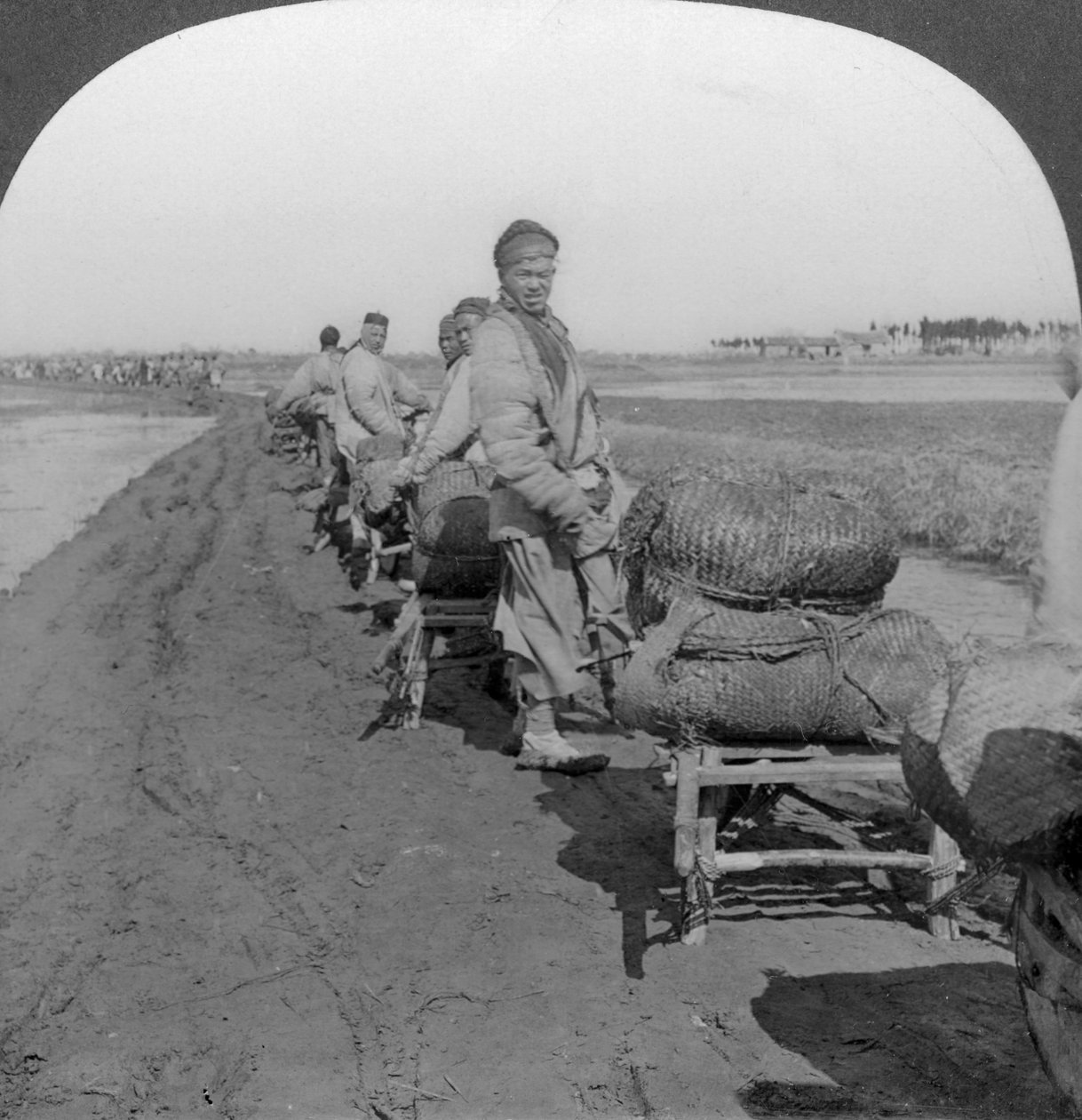 Transport av salt til interiøret med trillebårtog, Kina, 1907 av Keystone View Company
