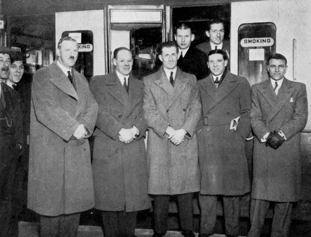 På vei til Wolverhampton for fotballkampen England mot Wales, 1936 av Keystone View Company