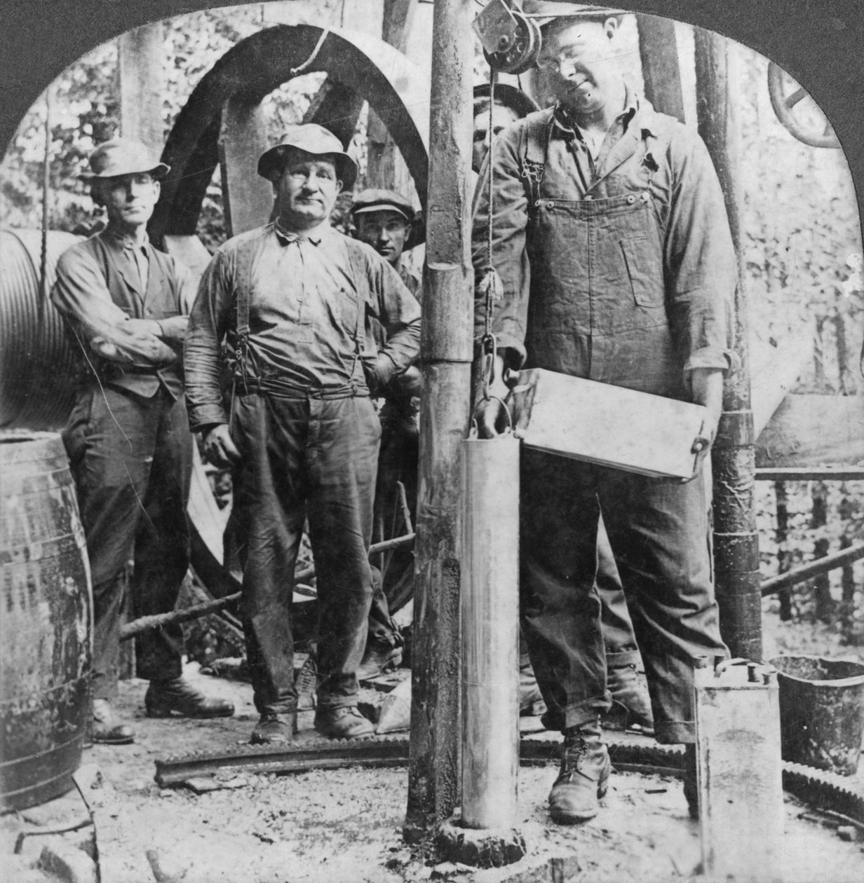Fylle et skall med nitroglyserin, oljefelt i Pennsylvania, USA, tidlig på 1900-tallet av Keystone View Company
