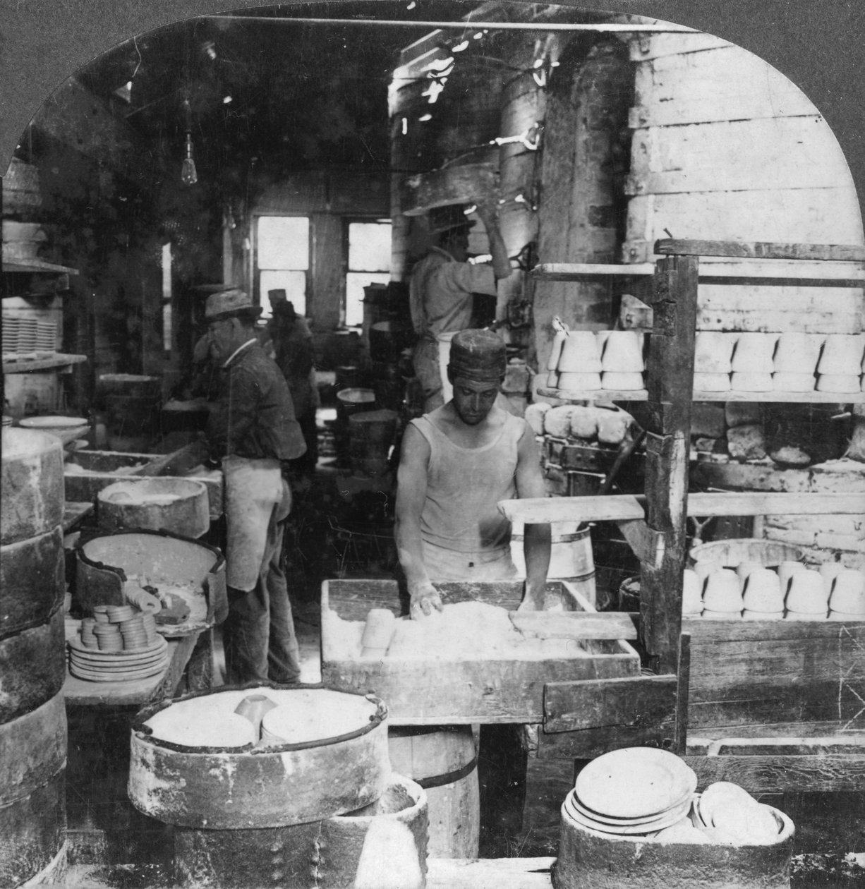 Fyring av servise i Noted Pottery Centre, Trenton, New Jersey, USA, tidlig på 1900-tallet av Keystone View Company