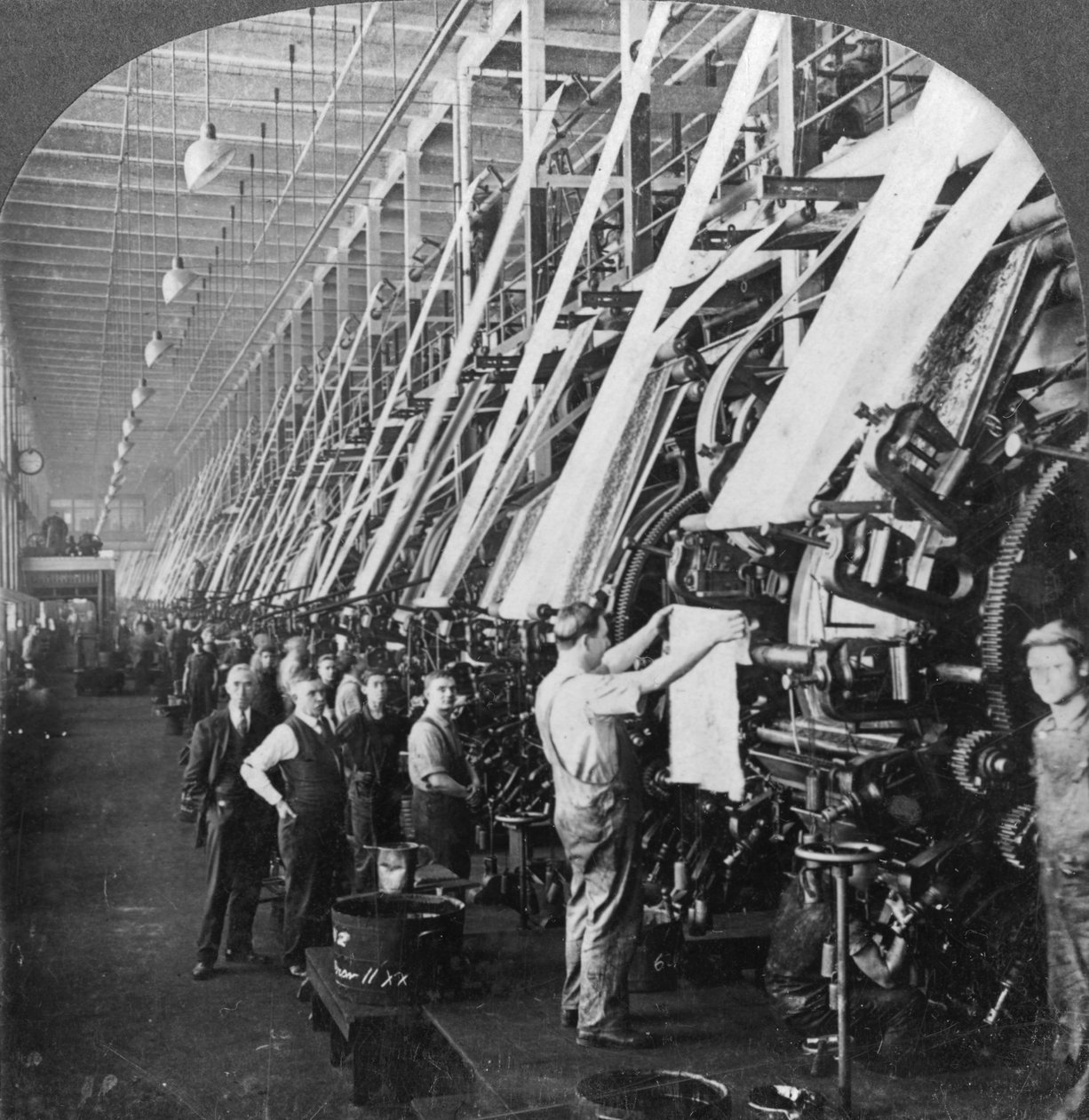 Generell utsikt over et stort trykkeri i en bomullsfabrikk, Lawrence, Massachusetts, USA, 1900-tallet av Keystone View Company