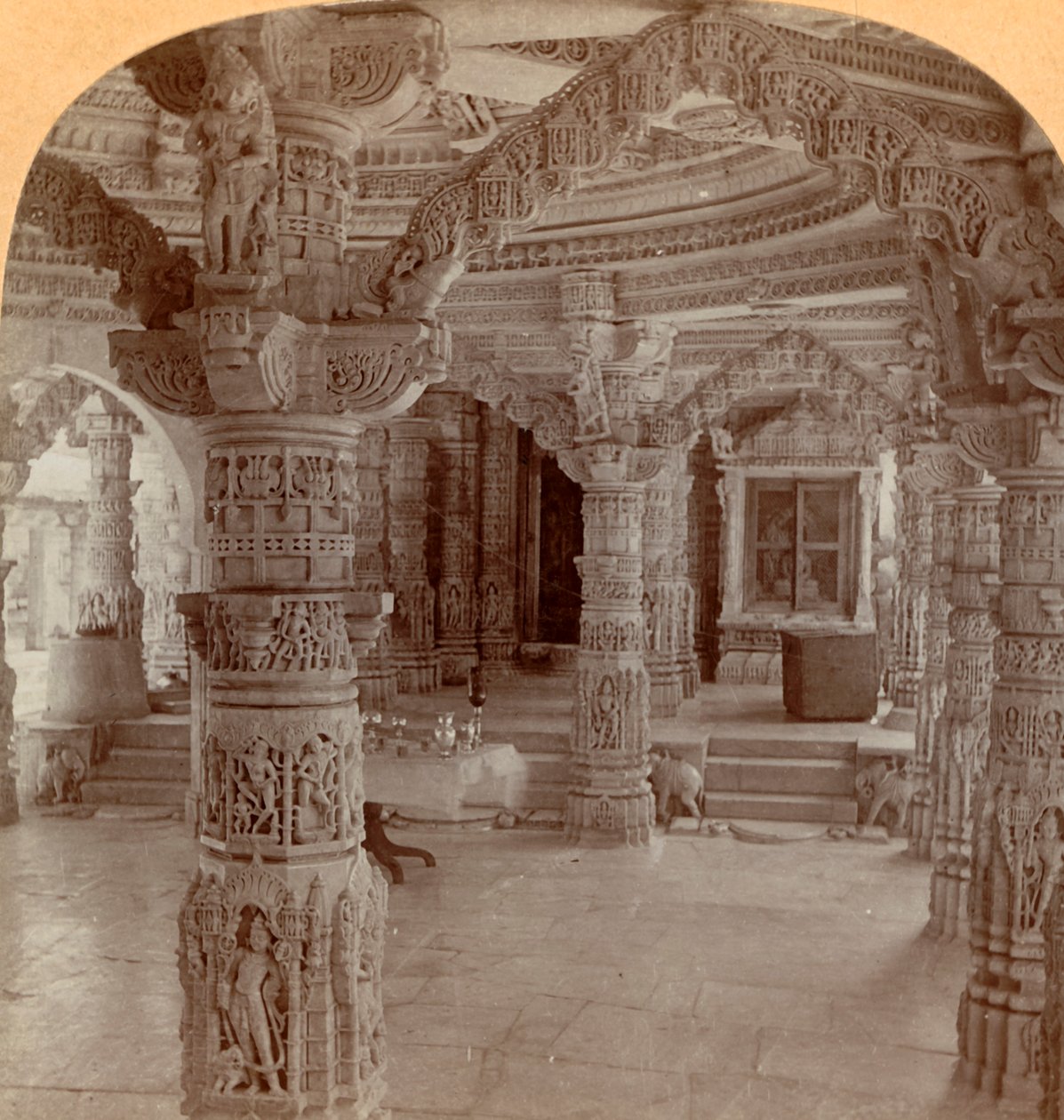Interiør, Dilwara-tempelet, Abu-fjellet, India, 1901. av Keystone View Company