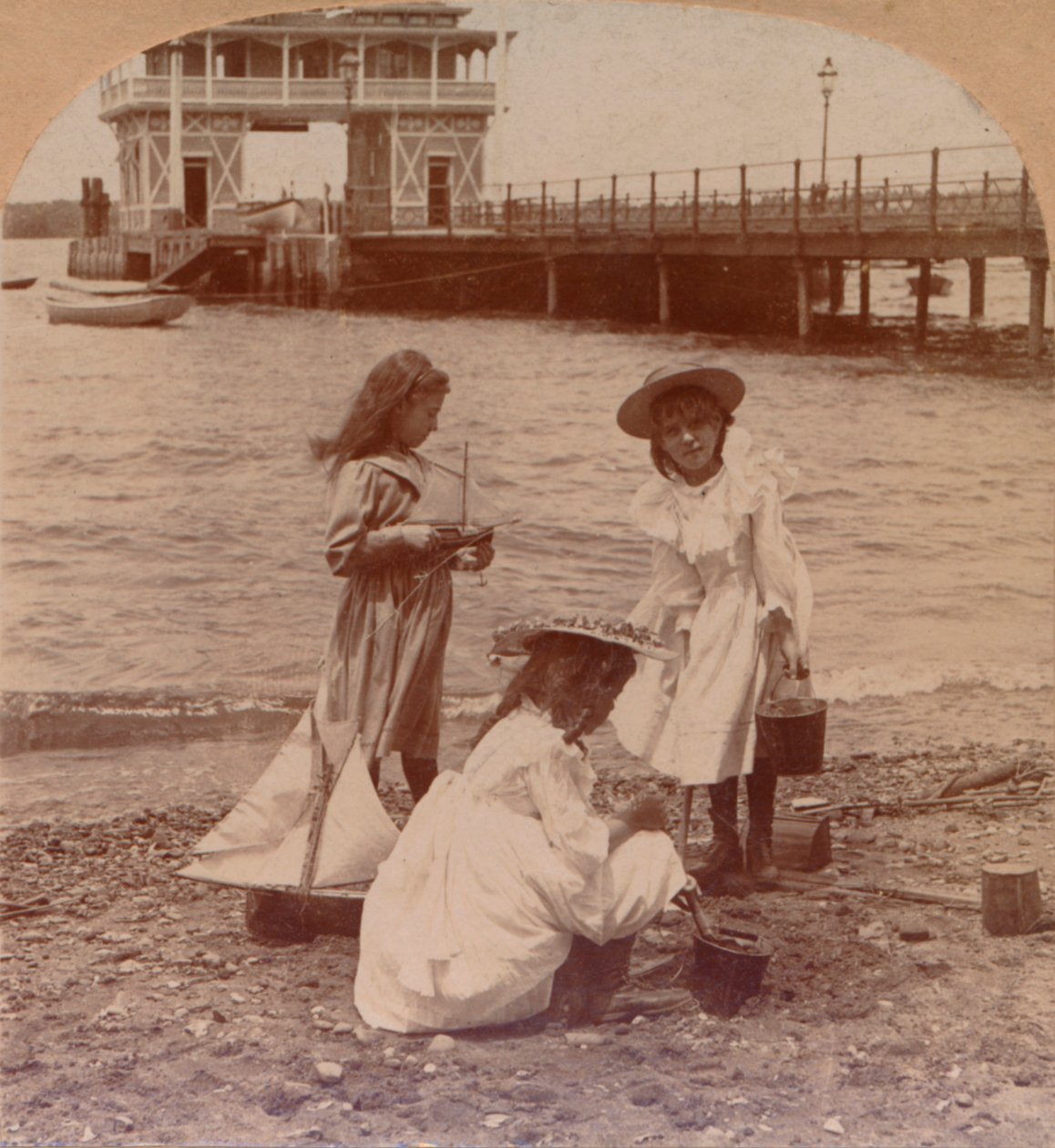 Spille på stranden c1900 av Keystone View Company