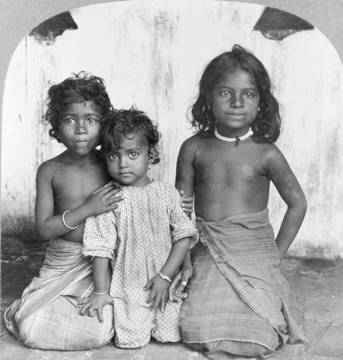 Portrett av tre unge singalesiske jenter, ca. 1905 (s/hvitt-bilde) av Keystone View Company