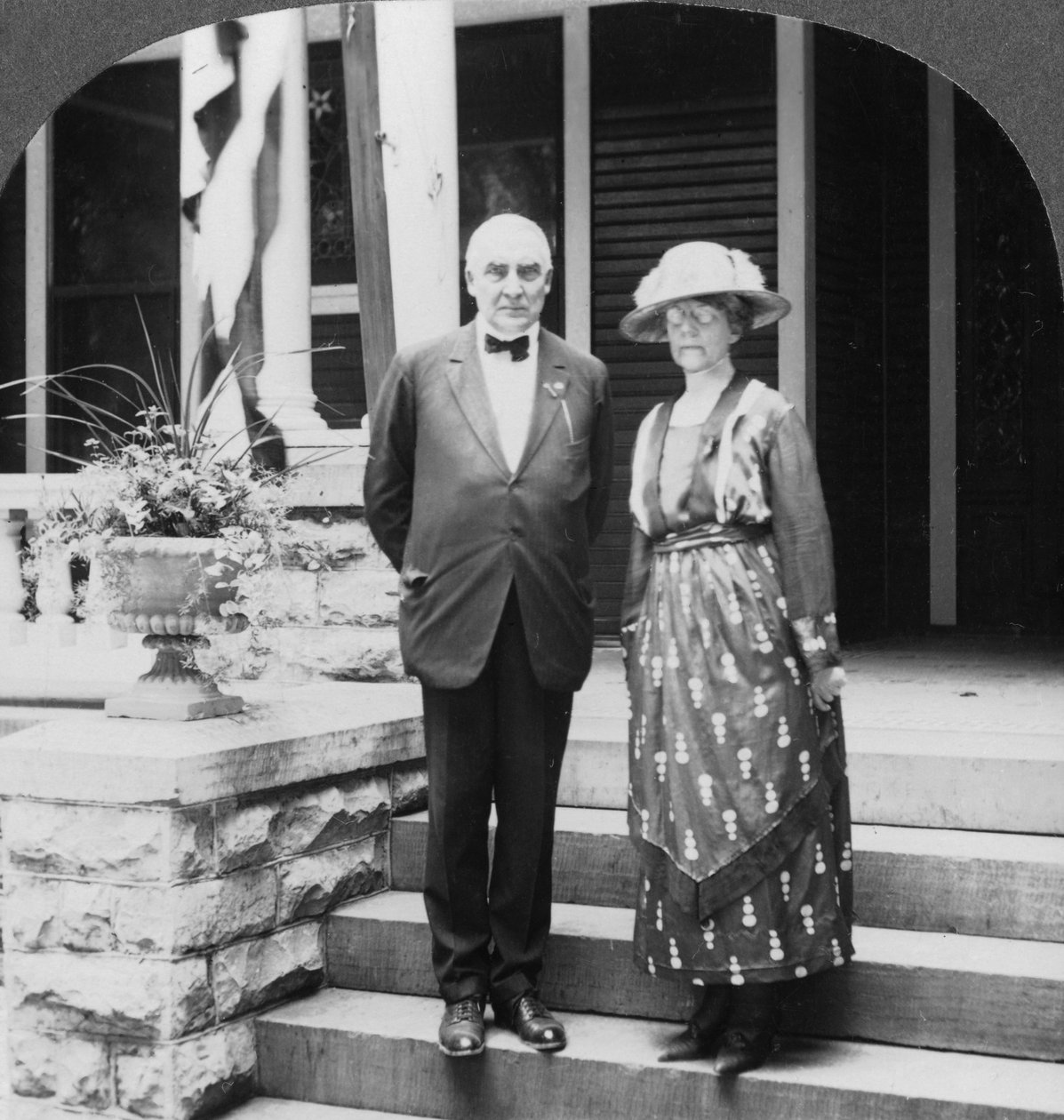 President og fru Harding i deres hjem, Marion, Illinois, USA, c1921-c1923 av Keystone View Company