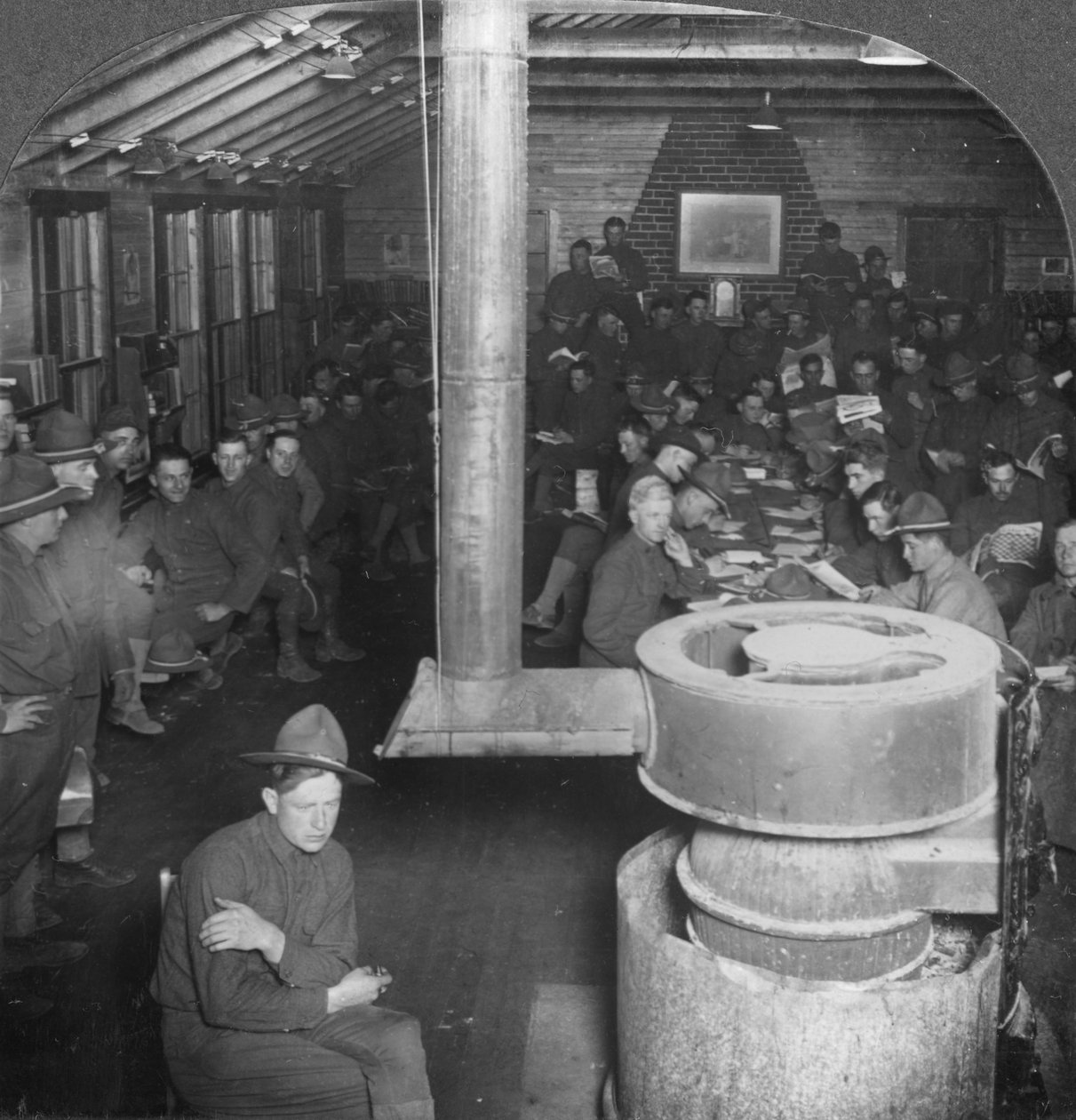 Sosialrom i en YMCA-hærhytte, tidlig på 1900-tallet av Keystone View Company