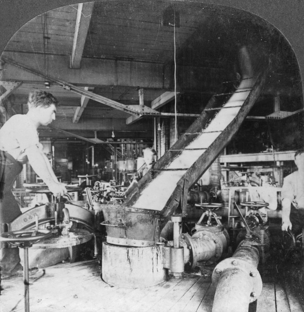 Sukkerbetemasse og juice som strømmer fra tank til tank, Montreal, Canada, tidlig på 1900-tallet av Keystone View Company
