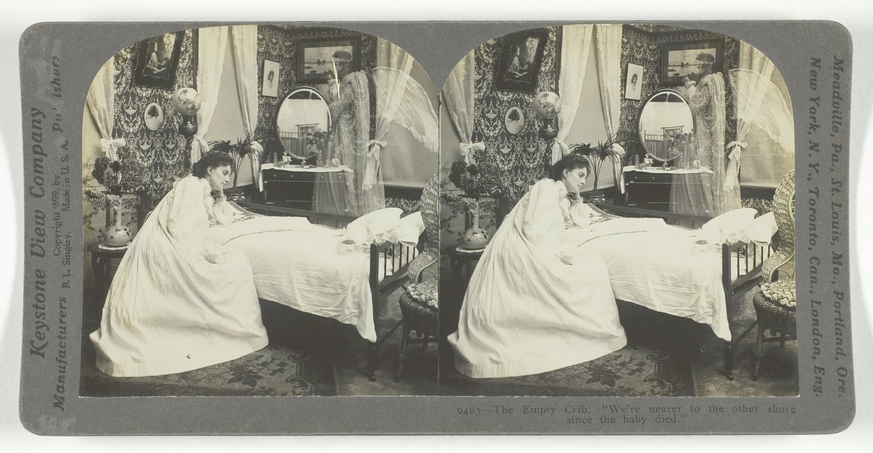 Den tomme barnesengen. Vi er nærmere den andre bredden siden babyen døde, 1899. av Keystone View Company