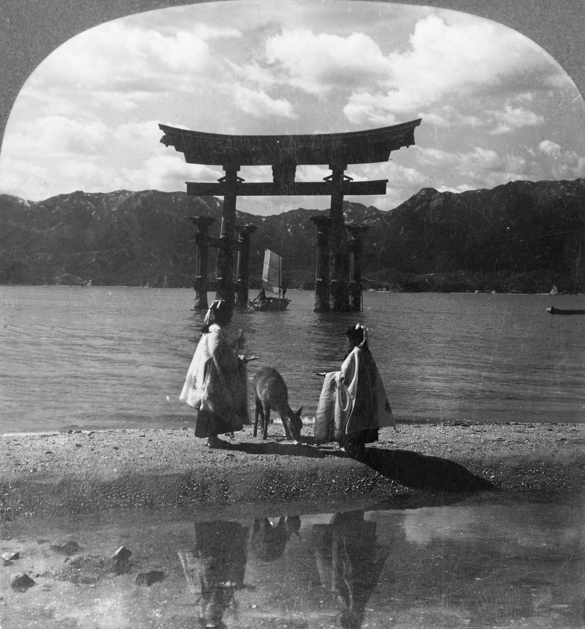 Den langt kjente Seagirt Torii fra Miyajima. Sjarmerende inngangsporten til den berømte Shinto-helligdommen, Japan, 1905. av Keystone View Company