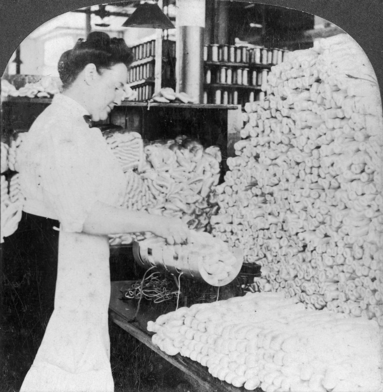 Veiing og sortering av råsilkenøster, South Manchester, Connecticut, USA, tidlig på 1900-tallet av Keystone View Company
