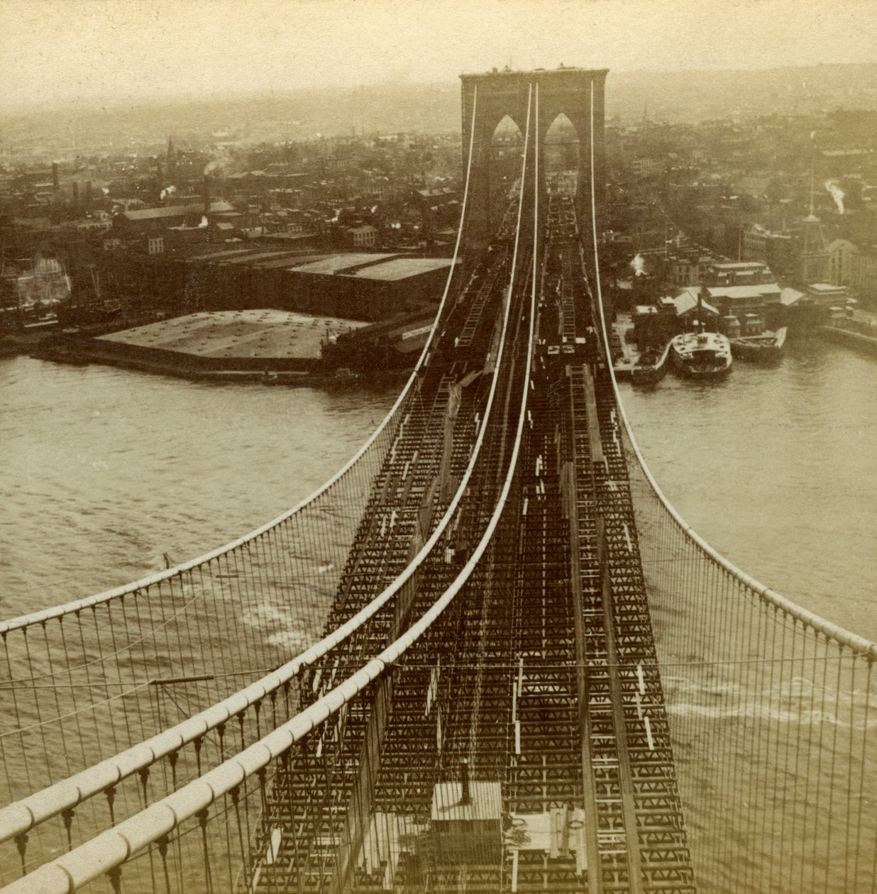 Brooklyn fra et av tårnene på Suspension Bridge, New York, USA. av Kilburn Brothers