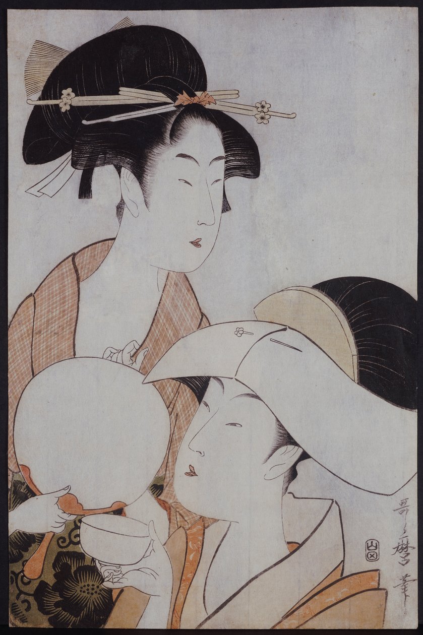 Bysteportrett av to kvinner, den ene holder en vifte, den andre med et hodedeksel som holder en tekopp av Kitagawa Utamaro