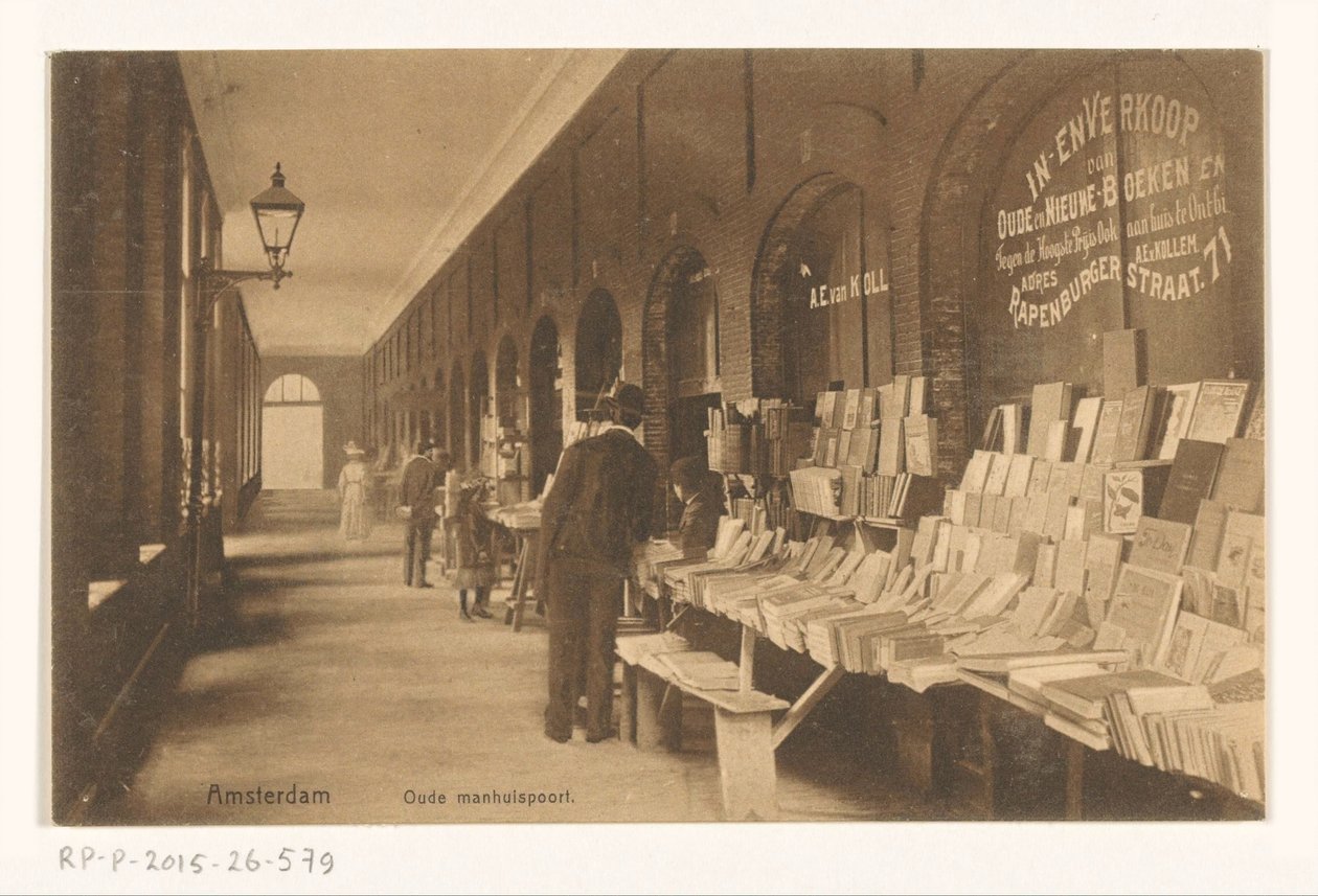 Bokstall av Aaron Eliazer van Kollem i Oudemanhuispoort Amsterdam Old Manhuispoort (tittel på objekt) av Knackstedt and Näther