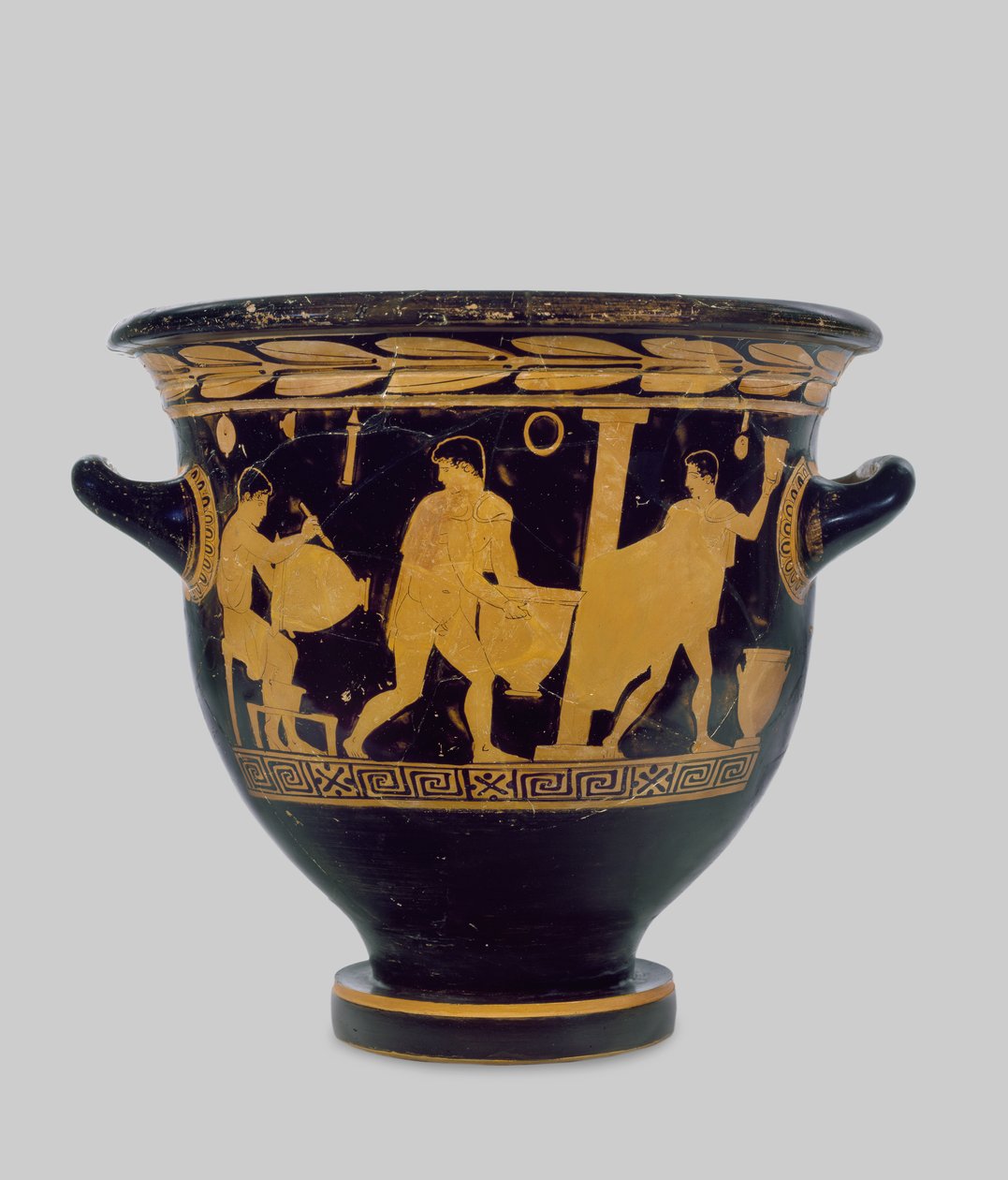 Lofts klokkekrater med røde figurer, dekorert med interiøret i et keramikerverksted, ca. 430-425 f.Kr. (keramikk) (for detaljer se 100557) av Komaris Painter