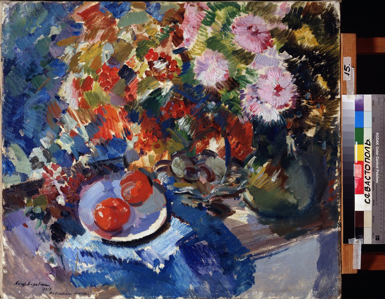 Asters og tomater (Asters og tomater). Stilleben, med en stor bukett blomster og en tallerken med to tomater, plassert på et bord. Maleri av Konstantin Alexeyevich Korovin (Constantin Korovin) (1861-1939), olje på lerret av Konstantin Alekseevich Korovin