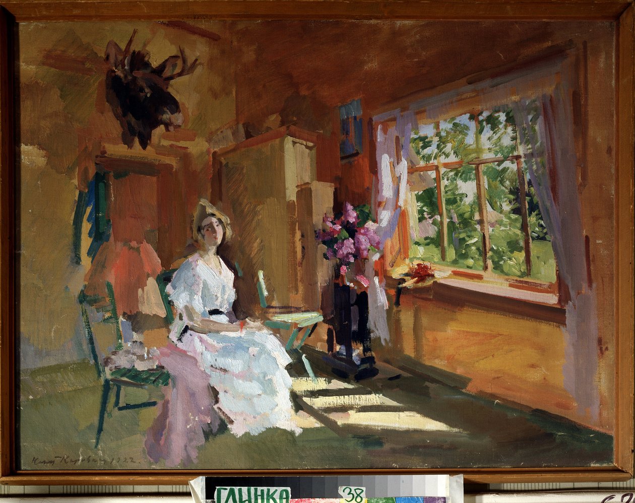 I rommet. Ung kvinne i lys kjole, sittende foran vinduet, som vi kan se hagen gjennom, høysommer. Maleri av Konstantin Alexeyevich Korovin (1861-1939), olje på lerret av Konstantin Alekseevich Korovin