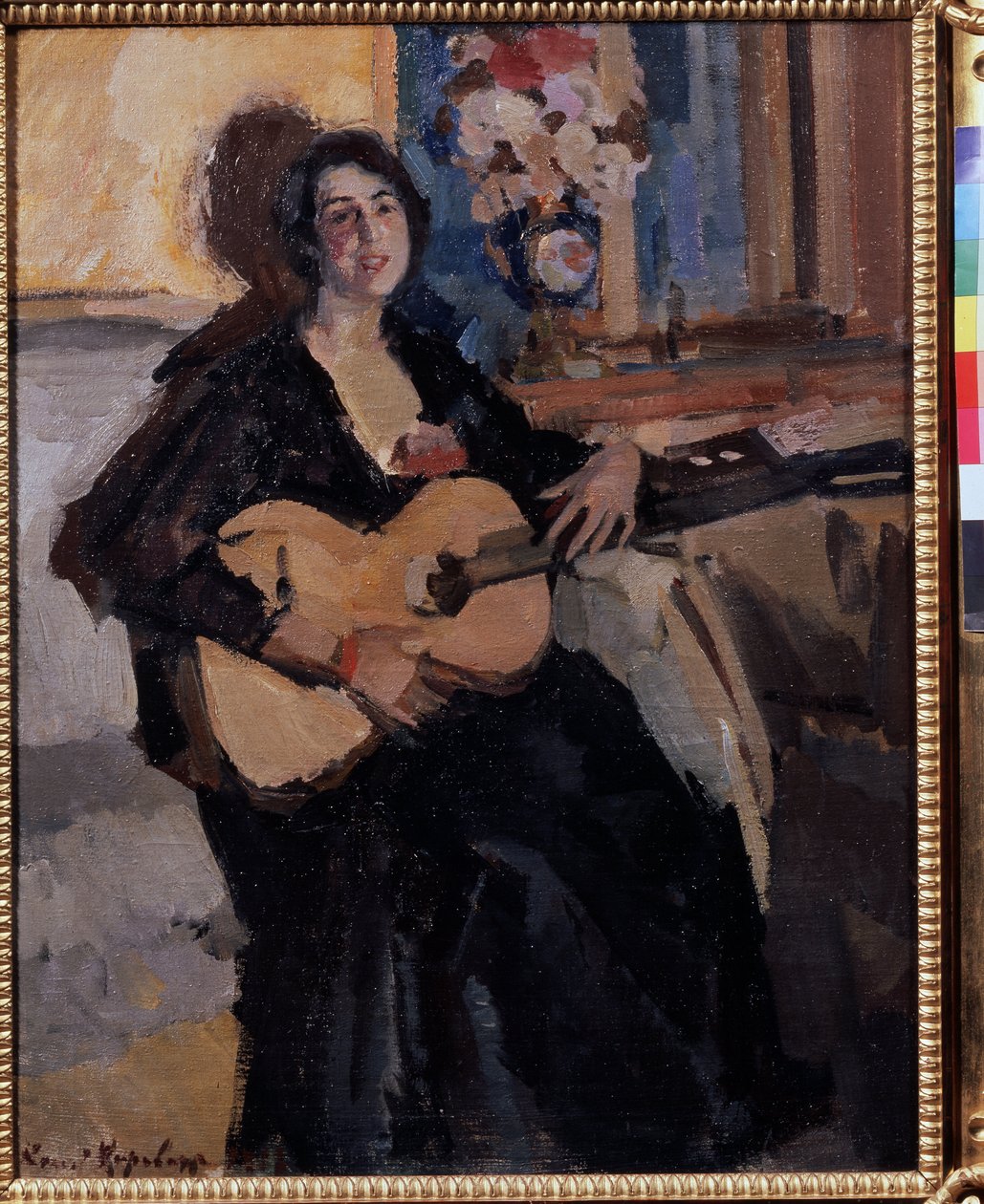 Kvinne med gitar. (Kvinne med gitar). Smilende, sittende på en benk, i nærheten av en blomsterbukett og kledd i svart. Maleri av Konstantin Alexeyevich Korovin (Constantin Korovin) (1861-1939), olje på lerret av Konstantin Alekseevich Korovin