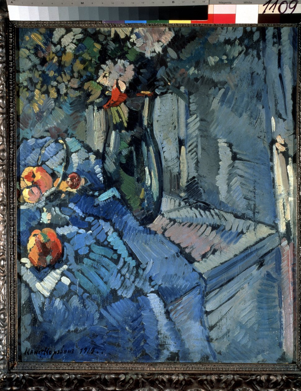 Blomster og frukt. Stilleben, et hjørne av bordet med en halvfoldet duk, hvorpå det er plassert frukt og en vase med blomster. Verk av Konstantin Alexeyevich Korovin (Constantin Korovin) (1861-1939), tempera på papp av Konstantin Alekseevich Korovin