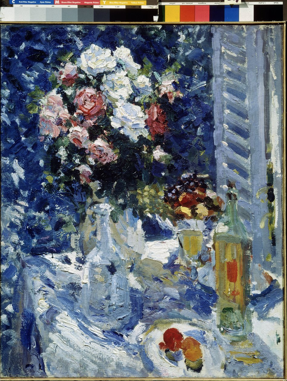 Fleurs et fruits. (Flowers and fruits). Nature morte avec bouquet, assiette de fruits, carafe, bouteille et verre devant une fenetre a volet de bois. Peinture de Konstantin Alexeyevich Korovin (Constantin Korovine) (1861-1939), huile sur toile   1322970    av Konstantin Alekseevich Korovin
