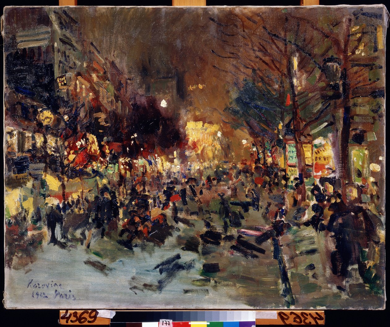 Grand Boulevard i Paris (Boulevard i Paris). Utsikt over den travle gaten om kvelden. Du kan se Morris-spalter til høyre. Maleri av Konstantin Alexeyevich Korovin (Constantin Korovin) (1861-1939), olje på lerret av Konstantin Alekseevich Korovin