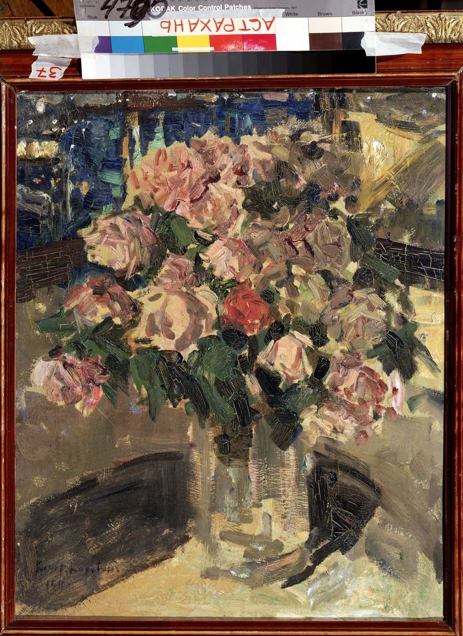 Roser (Roser). Stilleben, bukett blomster. Maleri av Konstantin Alexeyevich Korovin (Constantin Korovin) (1861-1939), olje på lerret 1910. Russisk kunst, moderne, tidlig 1900-tall. Statens B. Kustodiev kunstgalleri, Astrakhan (Russland). av Konstantin Alekseevich Korovin
