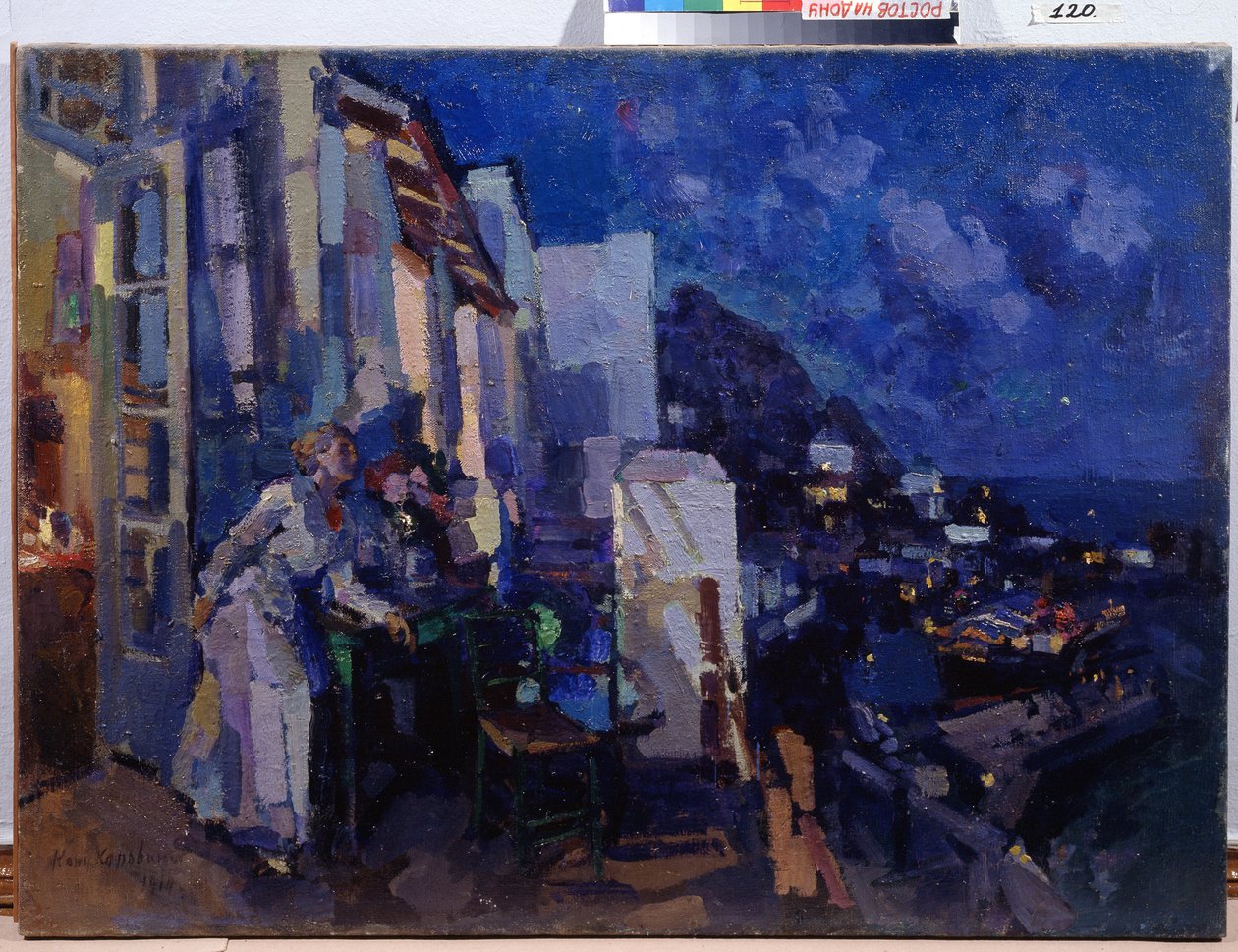 Kveld på verandaen. En kvinne drar nytte av panoramaet over byen som strekker seg ut i natten foran terrassen hennes. Maleri av Konstantin Alexeyevich Korovin (Constantin Korovin) (1861-1939), olje på lerret av Konstantin Alekseevich Korovin