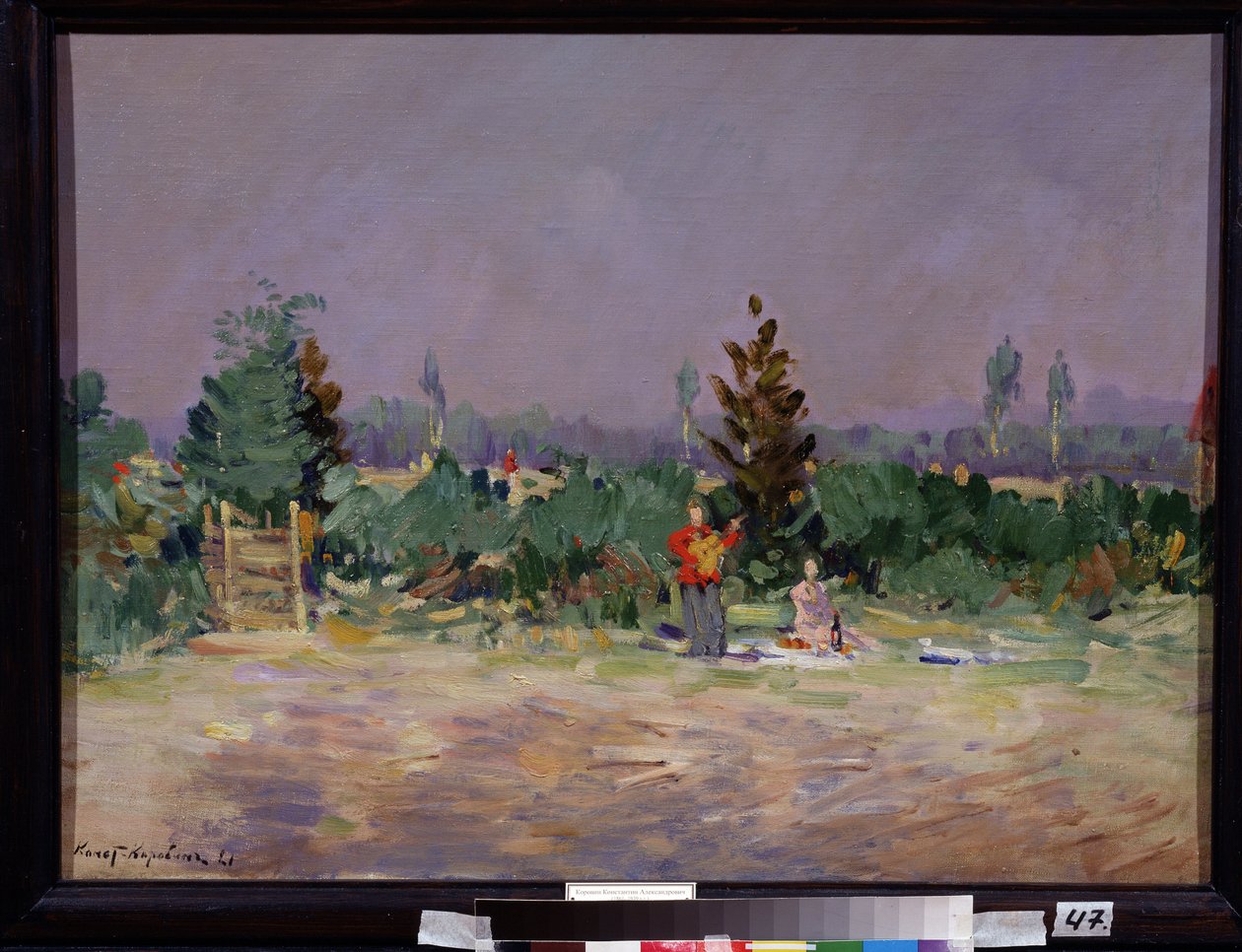 En varm dag i nærheten av Moskva (A Hot Day Near Moscow). Et par på piknik på landet, mannen som står spiller gitar. Maleri av Konstantin Alexeyevich Korovin (Constantin Korovin) (1861-1939), olje på lerret av Konstantin Alekseevich Korovin