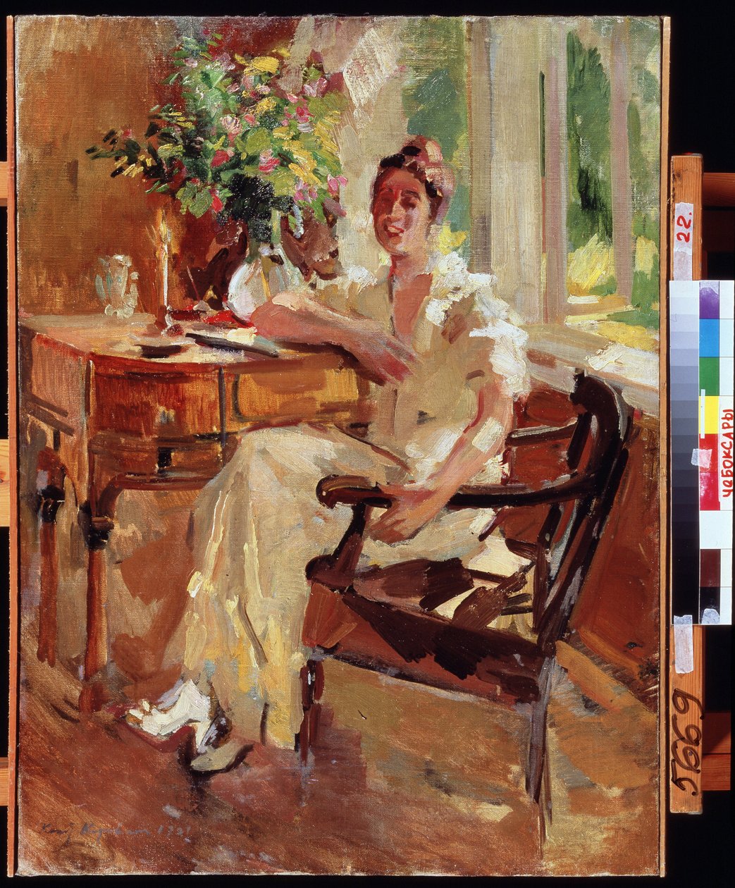 A Woman in an Armchair (A Lady in an Armchair). Portrett av en munter ung kvinne, lent på skrivebordet sitt, med en bukett blomster. Maleri av Konstantin Alexeyevich Korovin (Constantin Korovin) (1861-1939), olje på lerret av Konstantin Alekseevich Korovin