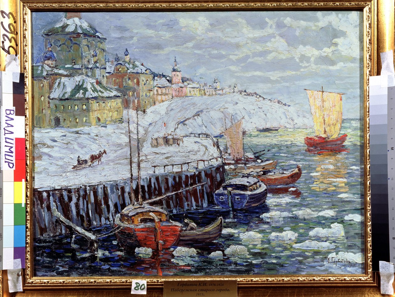 Fylling i en gammel russisk by. Beskrivelse av kaiene hvor båter ligger fortøyd i en elv dekket med snøblokker, i bakgrunnen en by og en seilbåt som går. Maleri av Konstantin (Co av Konstantin Ivanovich Gorbatov
