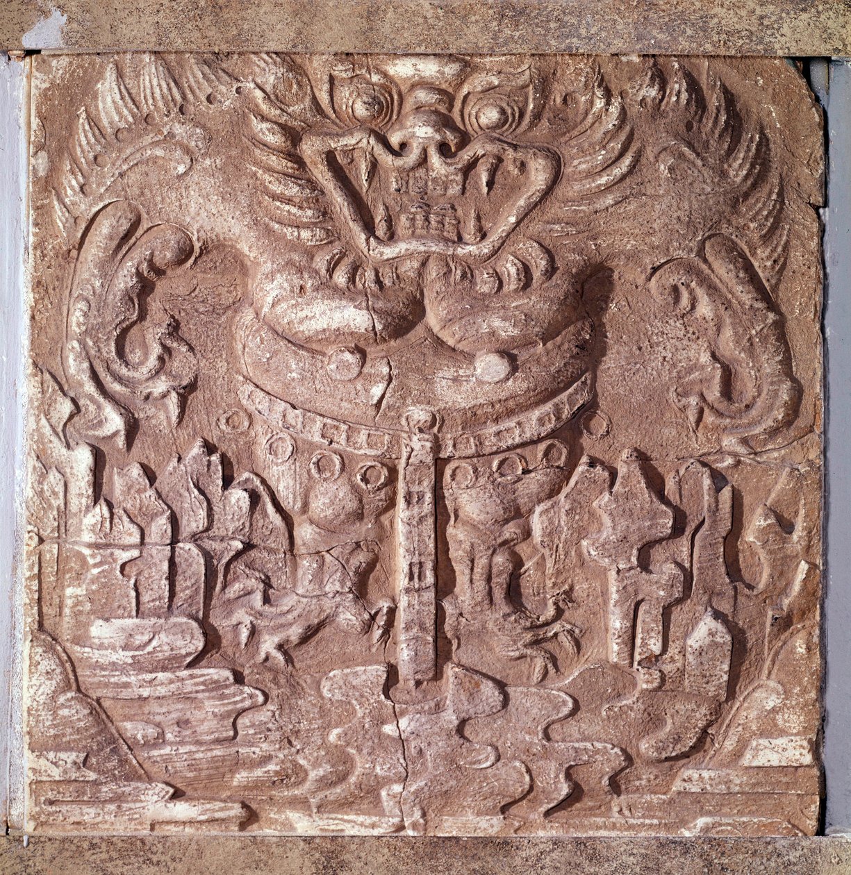 Art coreen: grå terrakotta murstein som viser et monster. Kingdom of Paekche (eller Paikchei eller Baekje), Korea. 7. århundre. Nasjonalmuseet i Korea av Korean School