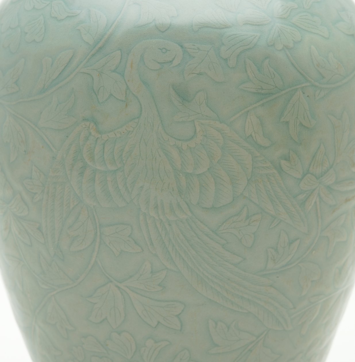 Flaske (maebyeong) med utskåret og innskåret design av to fønikser og peonvinranker, midten av 1100-tallet (steintøy med celadon-glasur) av Korean School