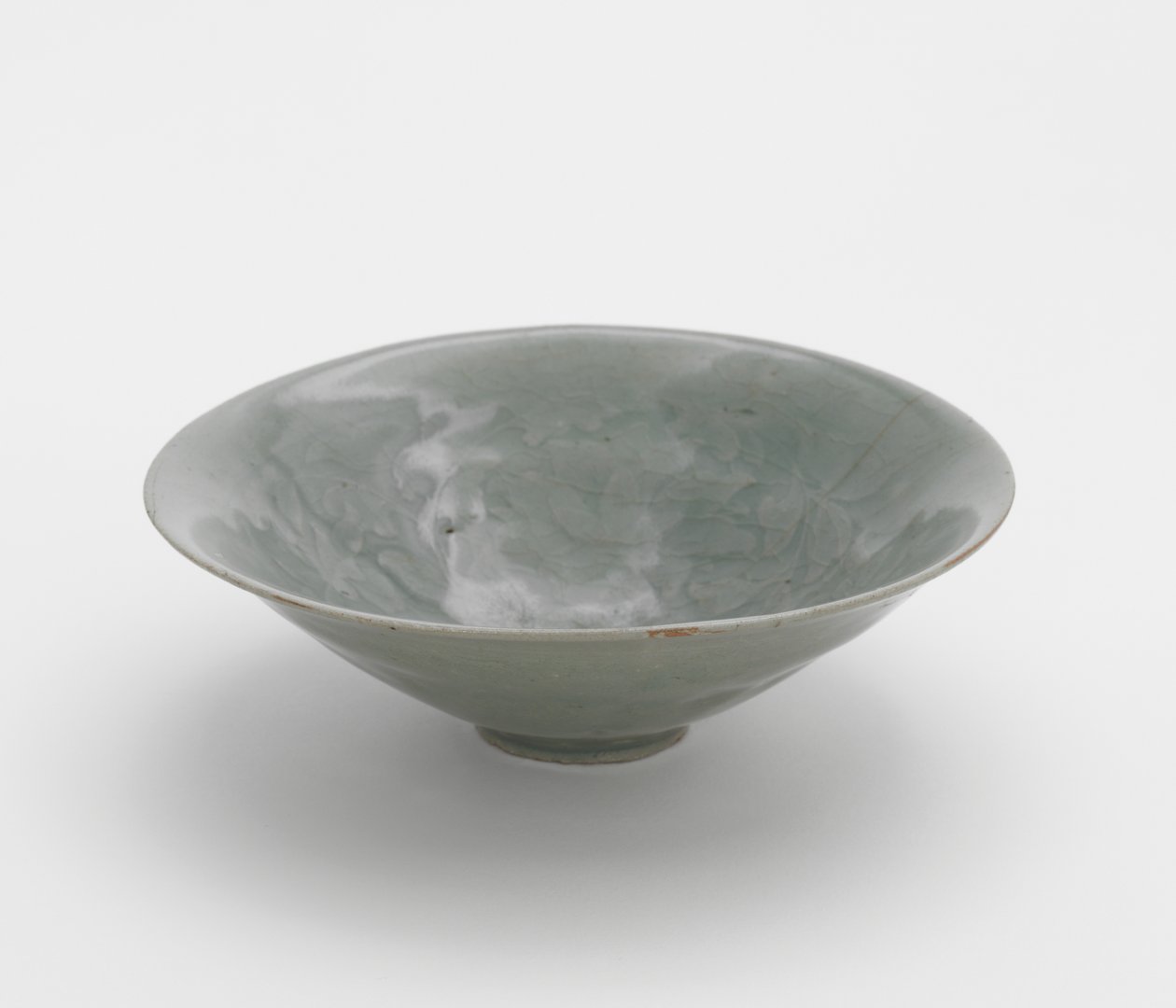 Skål med støpt peonvinscroll-design, første halvdel av 1100-tallet (steintøy med celadon-glasur) av Korean School