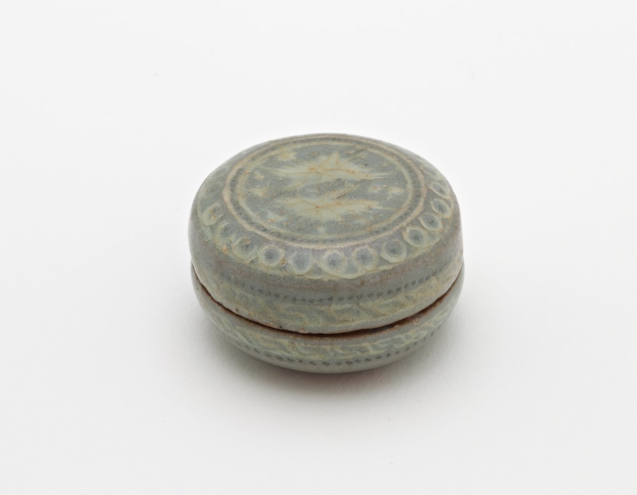 Eske med innlagt design av sammenkoblede kraner og skyer, første halvdel av 1200-tallet (steintøy med hvite og svarte innlegg under celadon-glasur) av Korean School