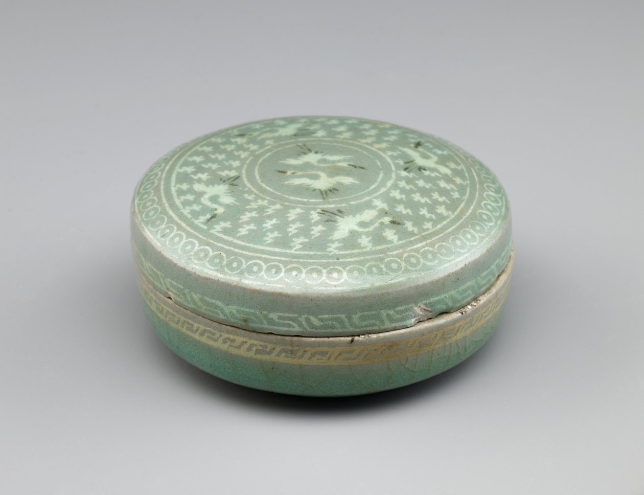 Dekket boks med innlagt design av kraner og skyer, andre halvdel av 1200-tallet (steintøy med hvite og svarte innlegg under celadon-glasur) av Korean School