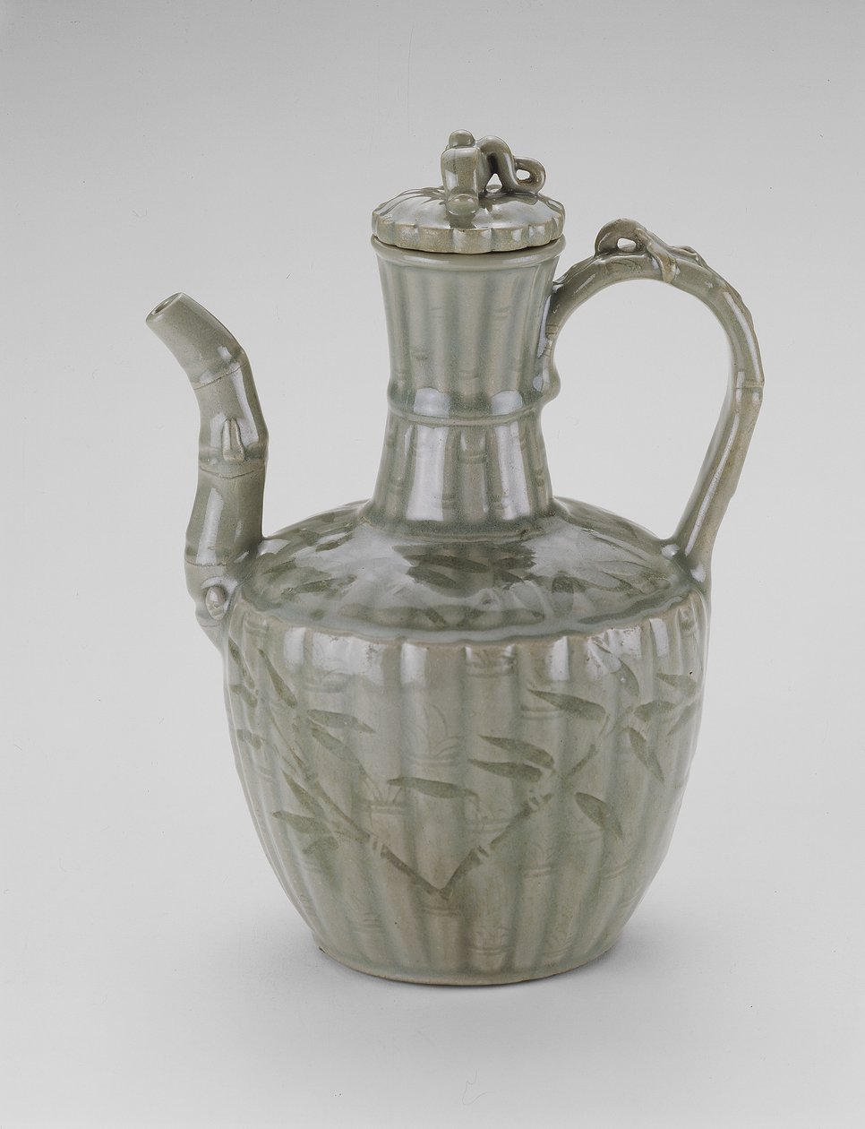 Ewer med bambusformet tut, riflete og blader (steintøy med celadon-glasur og underglasur, innskåret og utskåret dekorasjon) av Korean School