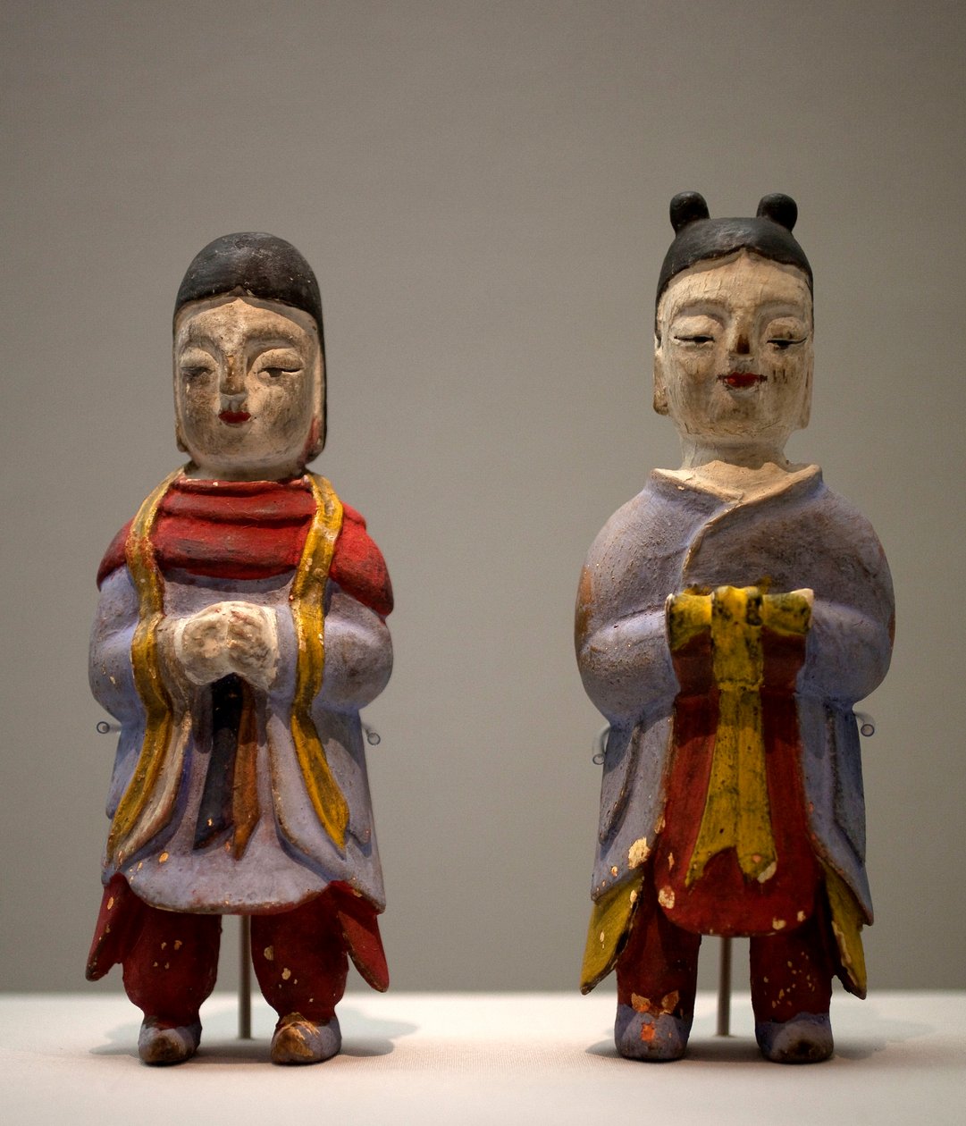 Figurer i sjamandrakt. Polykrome trestatuetter, art coreen av Korean School