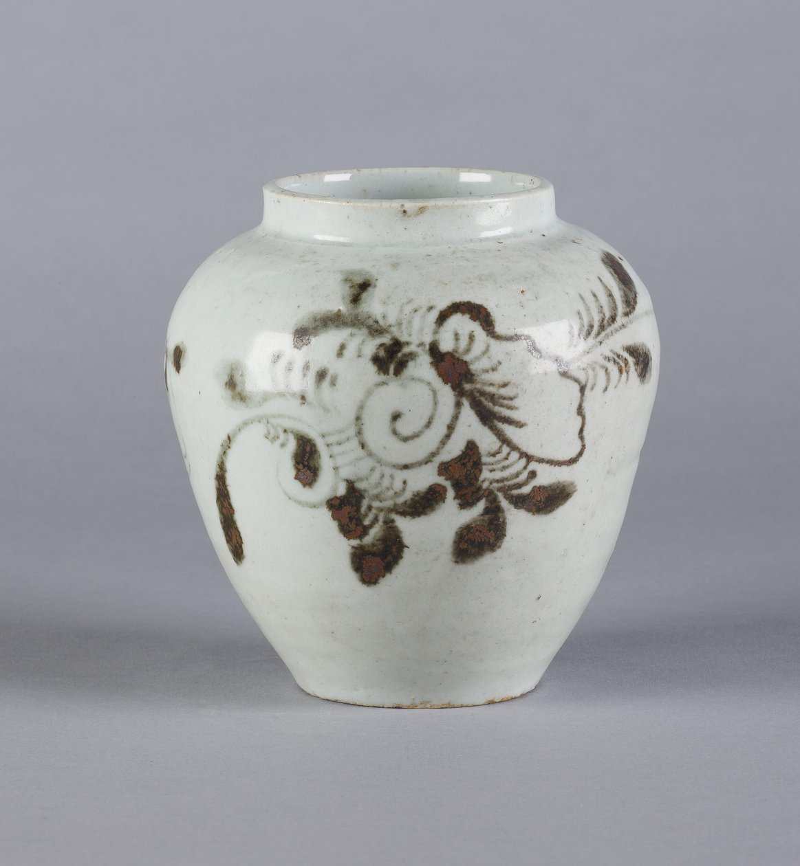 Krukke med blomsterdesign, Yi-dynastiet, 1392-1910 (keramikk) av Korean School