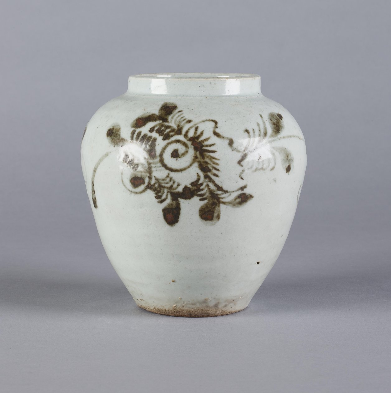 Krukke med blomsterdesign, Yi-dynastiet, 1392-1910 (keramikk) av Korean School