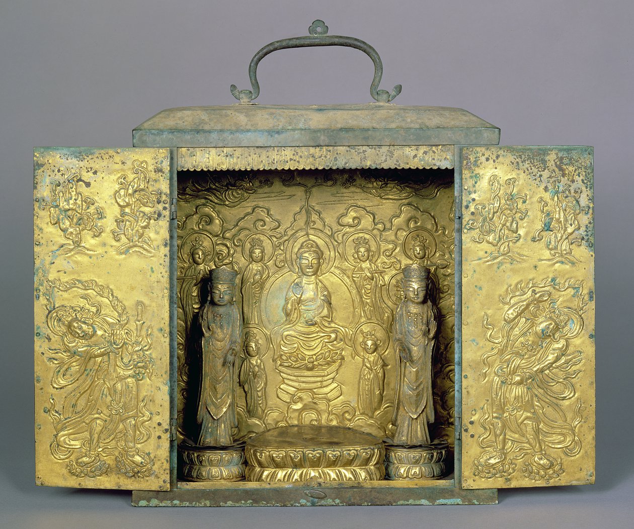 Bærbar buddhistisk helligdom med to stående Bodhisattvaer, en buddhistisk triade og vokterfigur, Koryo-dynastiet (forgylt bronse med innskåret og repouse-dekor) av Korean School