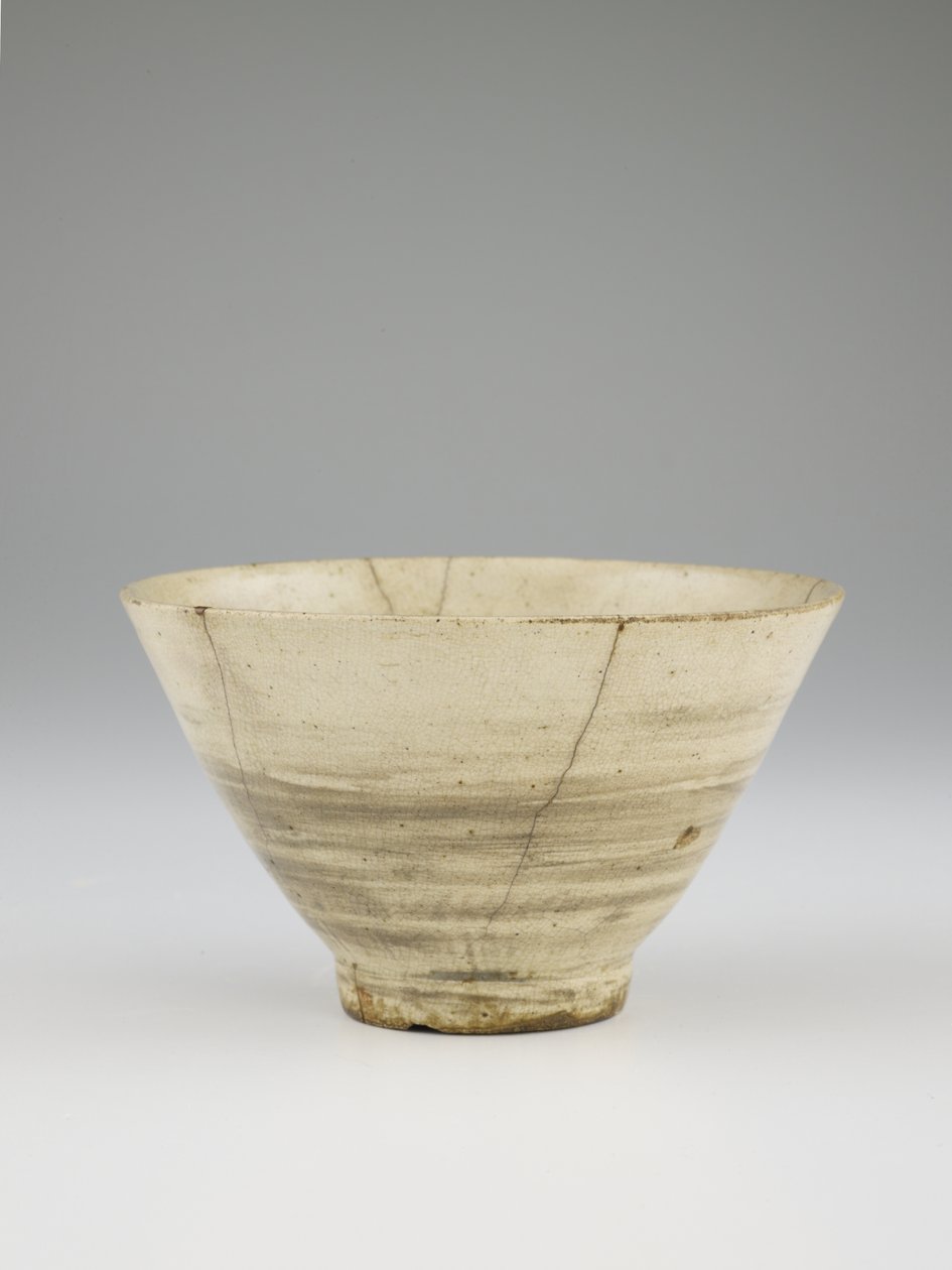 Tebolle, i stil med hakeme, tidlig på 1700-tallet (steintøy med hvit slip under børstet jernpigment som ligner hakeme, under klar glasur, klar glasur på innsiden av foten, reparasjoner av gulllakk) av Korean School