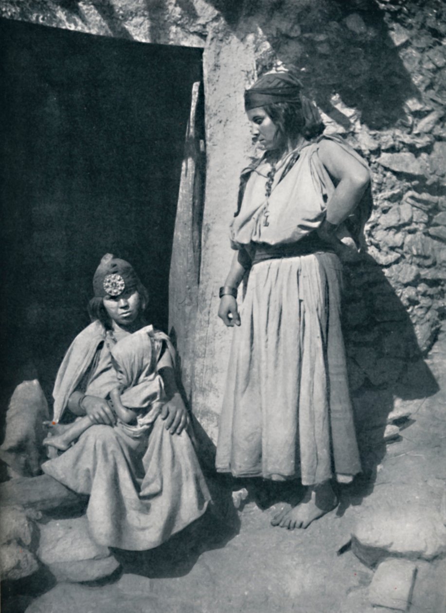 Kabyliske kvinner ved døren til deres bolig nær Middelhavskysten, Algerie, 1912. av Kuhn