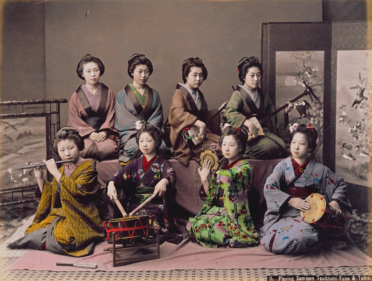 Gruppe med geisha-jenter som spiller musikkinstrumenter (håndfarget albumtrykk på kort) av Kusakabe Kimbei
