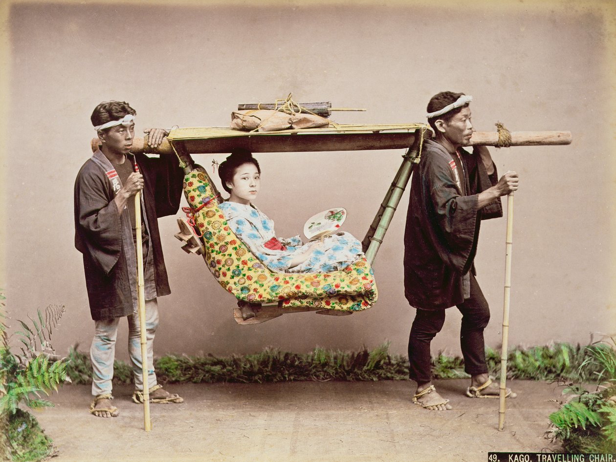 Japansk geisha som bæres i et kull (håndfarget albumintrykk på kort) av Kusakabe Kimbei
