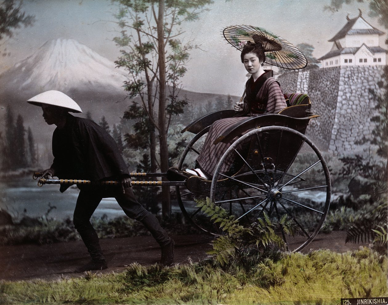 Ung japansk kvinne i en rickshaw, ca. 1890 (farget bilde) av Kusakabe Kimbei