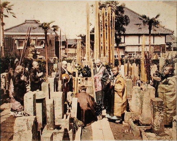 En japansk begravelse (håndfarget albumtrykk) av Kusakabe (attr. to) Kimbei