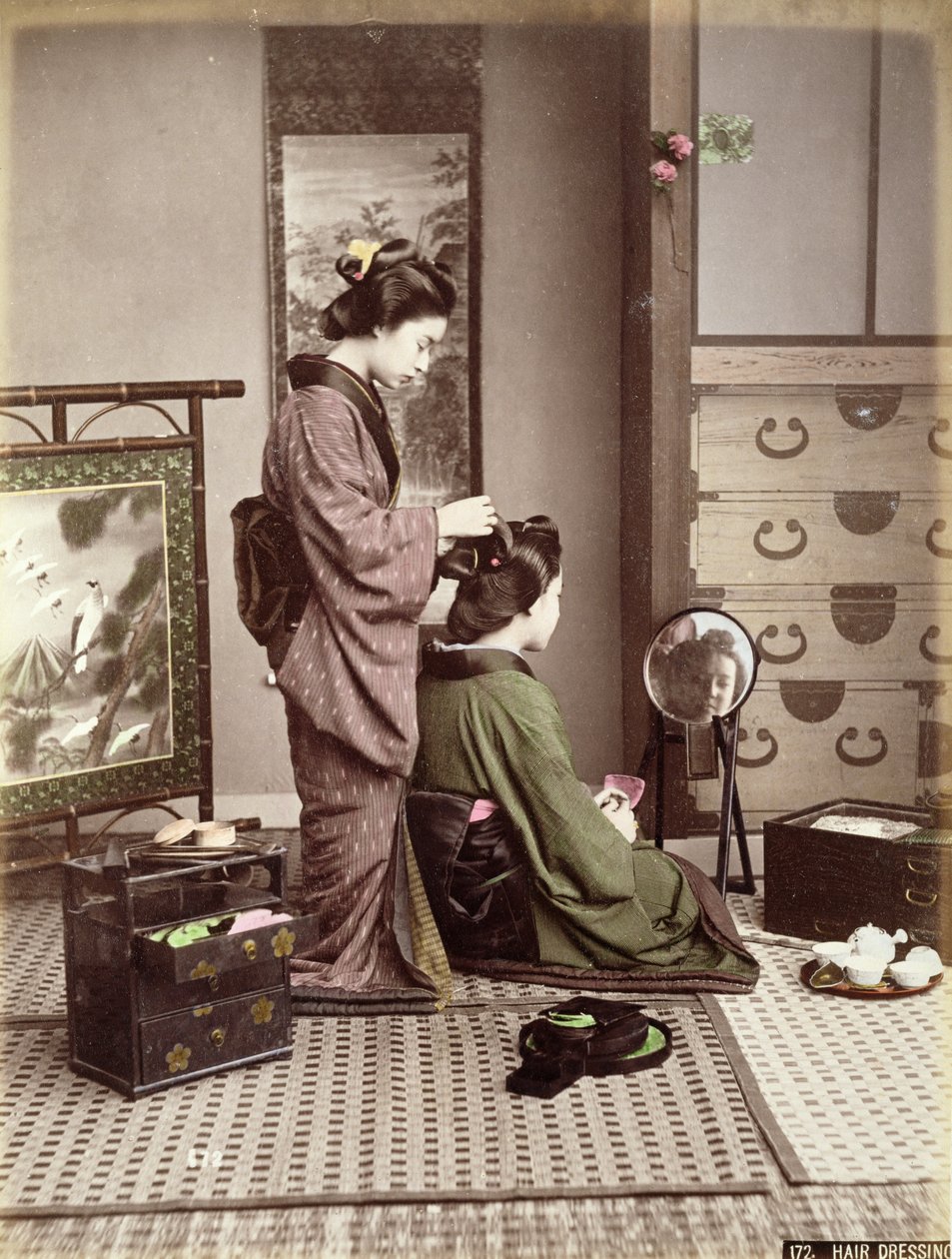 Frisør, Japan, ca. 1880 (håndfarget albumintrykk på kort) av Kusakabe Kimbei